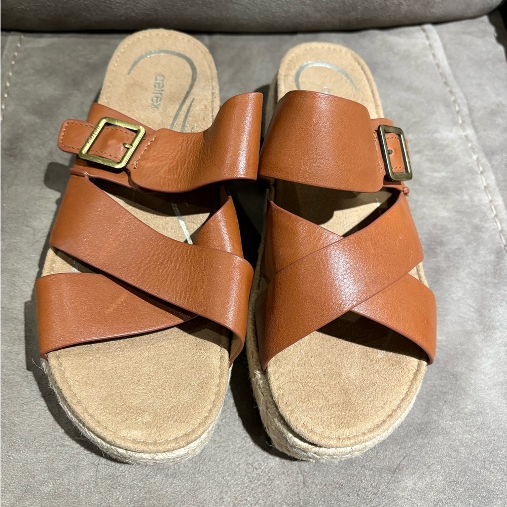 Aetrex Women's Tan Cross-Strap Sandals
